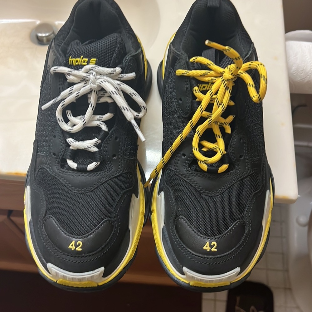 I’m selling balenciaga triple s there in good condition. - Picture 4 of 7